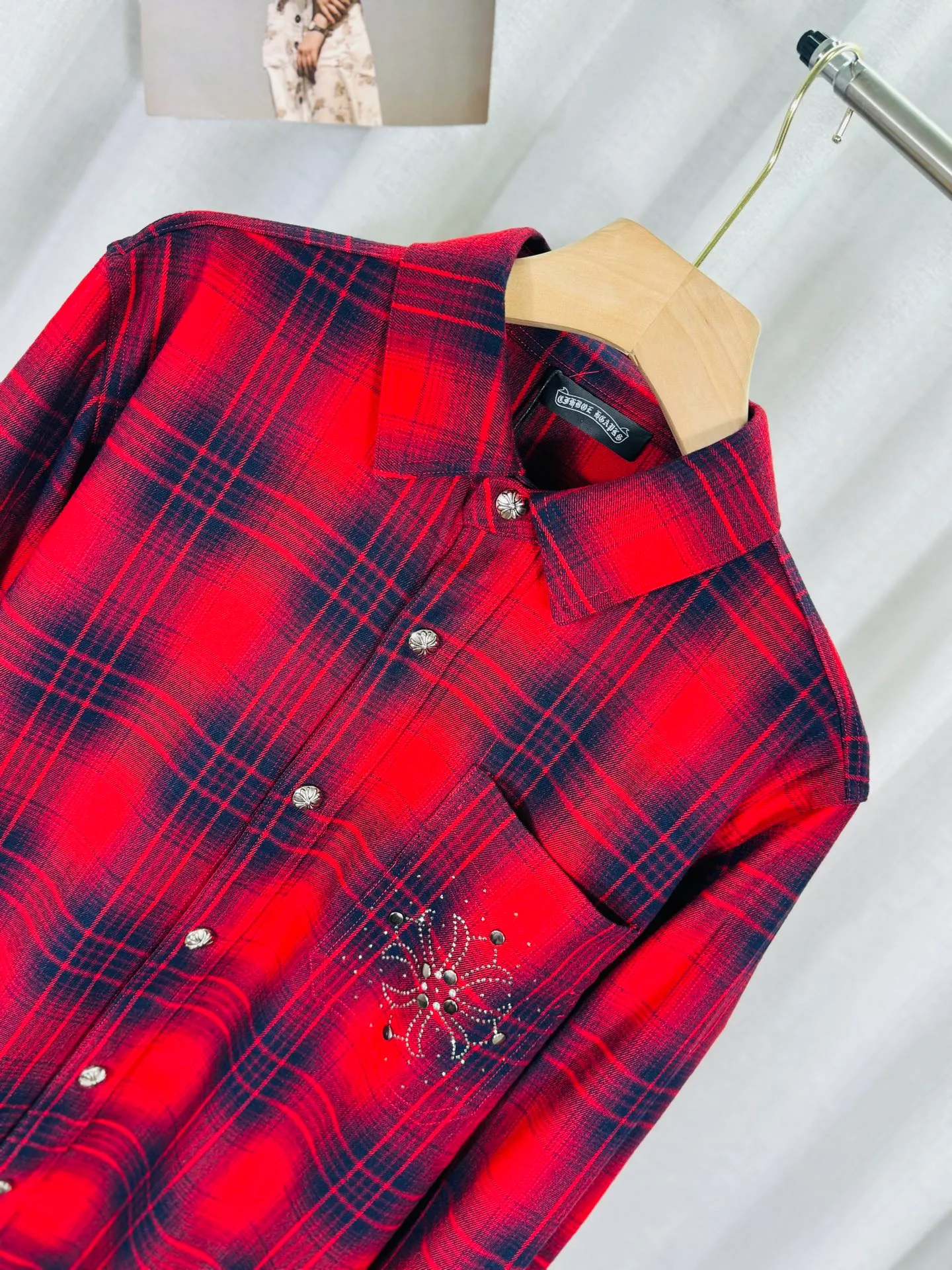 P250 top version, real shot without P, ​​different from market currency) 𝗖𝗵𝗿𝗼𝗺𝗲 𝗛𝗲𝗮𝗿𝘁𝘀/Cro Heart 2025 Diamond Plaid Shirt Accessories: Original model-opening collar label ➕100% silk wash water label. Genuine purchase-grade original hangtag➕matching hanging rope➕3D hanging beads➕original packaging bag. Craftsmanship: The original version has consistent wiring! The highest version of the armhole matching technique! Color: Red Black Size: S M L XL Style No.: 8002